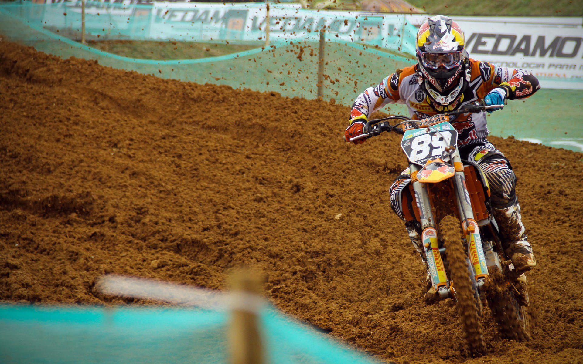 巴尔:全黑队防线的坚固屏障,每次拦截都精准无误,足球巴尔